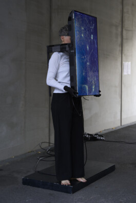 shattered layers: surfaces, body, and ai images
a sculptural live performance with a screen, 4K, sound, color, 40-inch monitor in upright position, 2025

performance: Yvon Chabrowski i ©Yvon Chabrowski