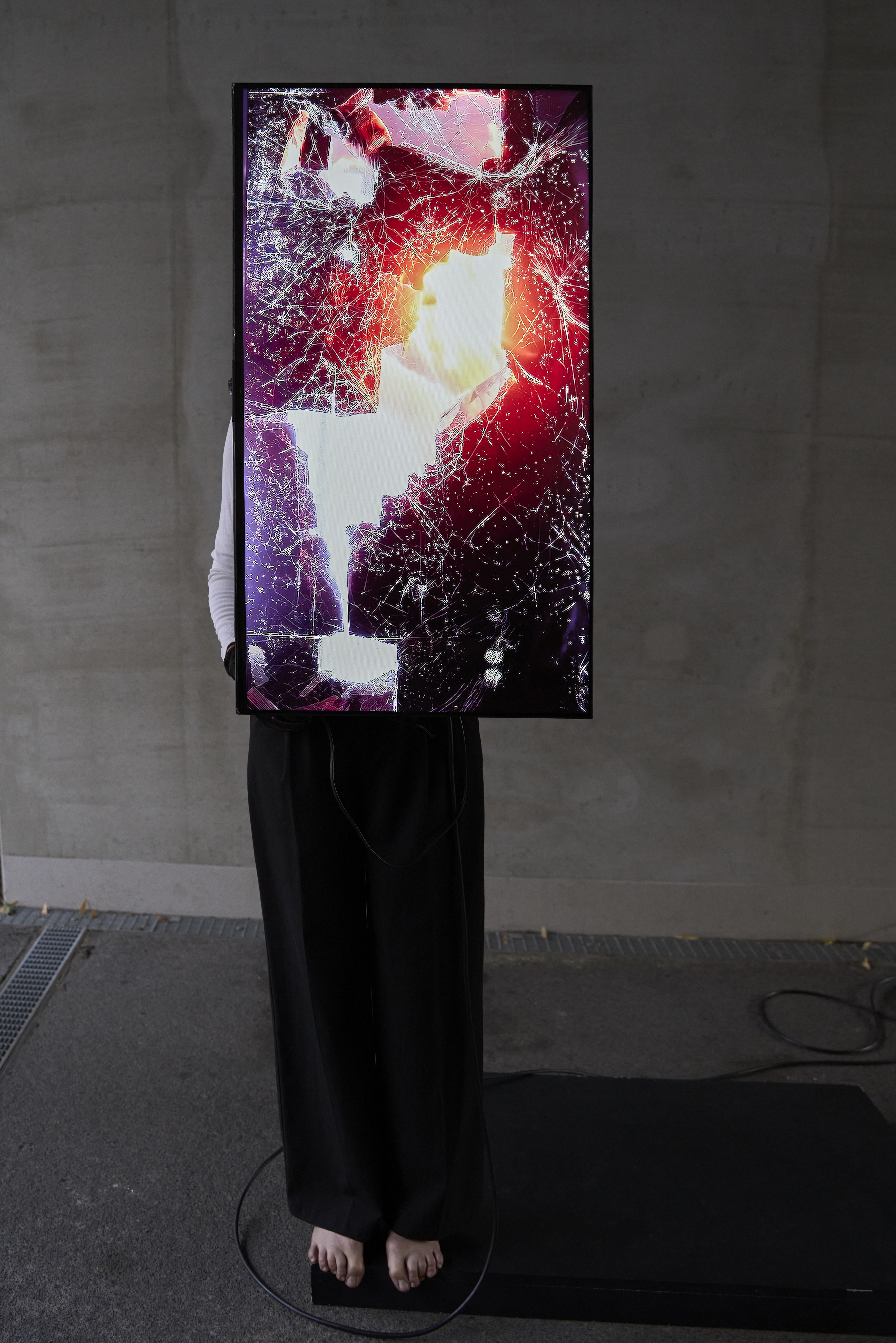 ©Yvon Chabrowski
shattered layers: surfaces, body, and ai images
a sculptural live performance with a screen, 4K, sound, color, 40-inch monitor in upright position, 2025

performance: Yvon Chabrowski
